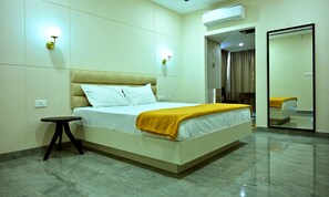 Classic Room | Egyptian cotton sheets, premium bedding, desk, iron/ironing board