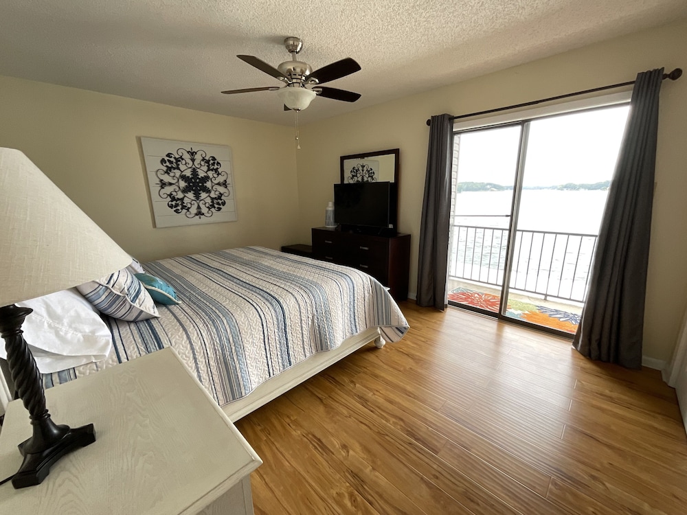 New, Amazing Panoramic views of Lake Hamilton, waterfront at The