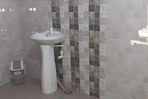 Deluxe Double Room | Bathroom | Shower, towels