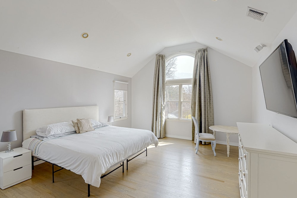 Dogfriendly Hamptons home with private pool, AC, & private W/D near