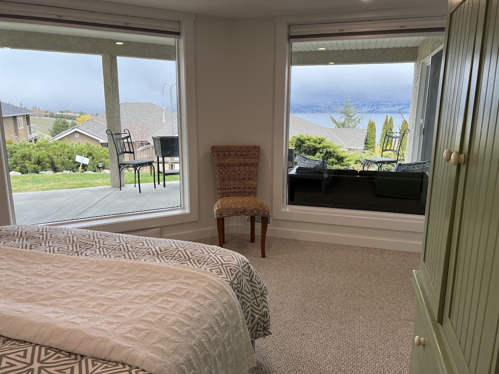 Legal 1 bedroom Guest Suite for two, with lake views & walk to wineries
