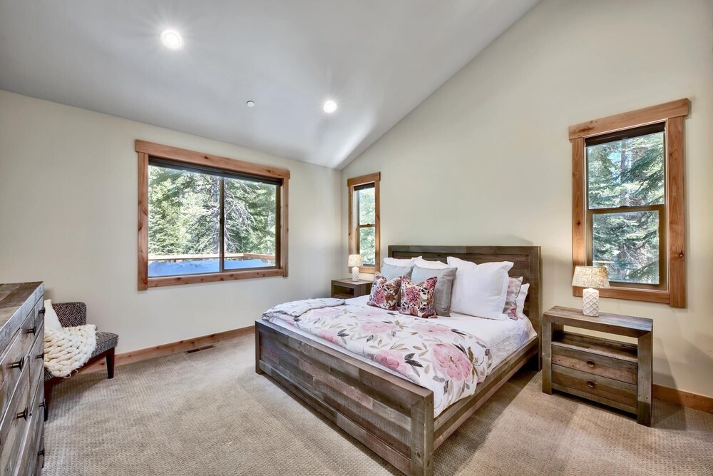 Lx22 Lake Tahoe north shore 4 bed cabin w/ hot tub Kingswood Estates