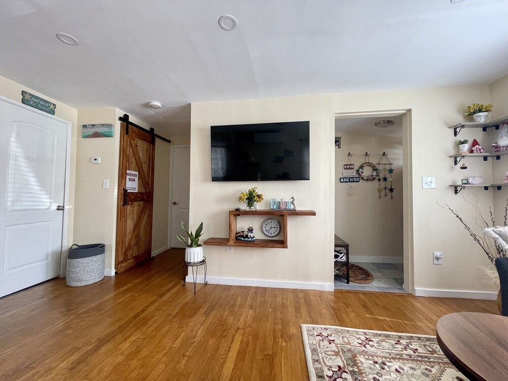 Marshfield 2bedroom cottage walking distance to Sunrise beach Ocean