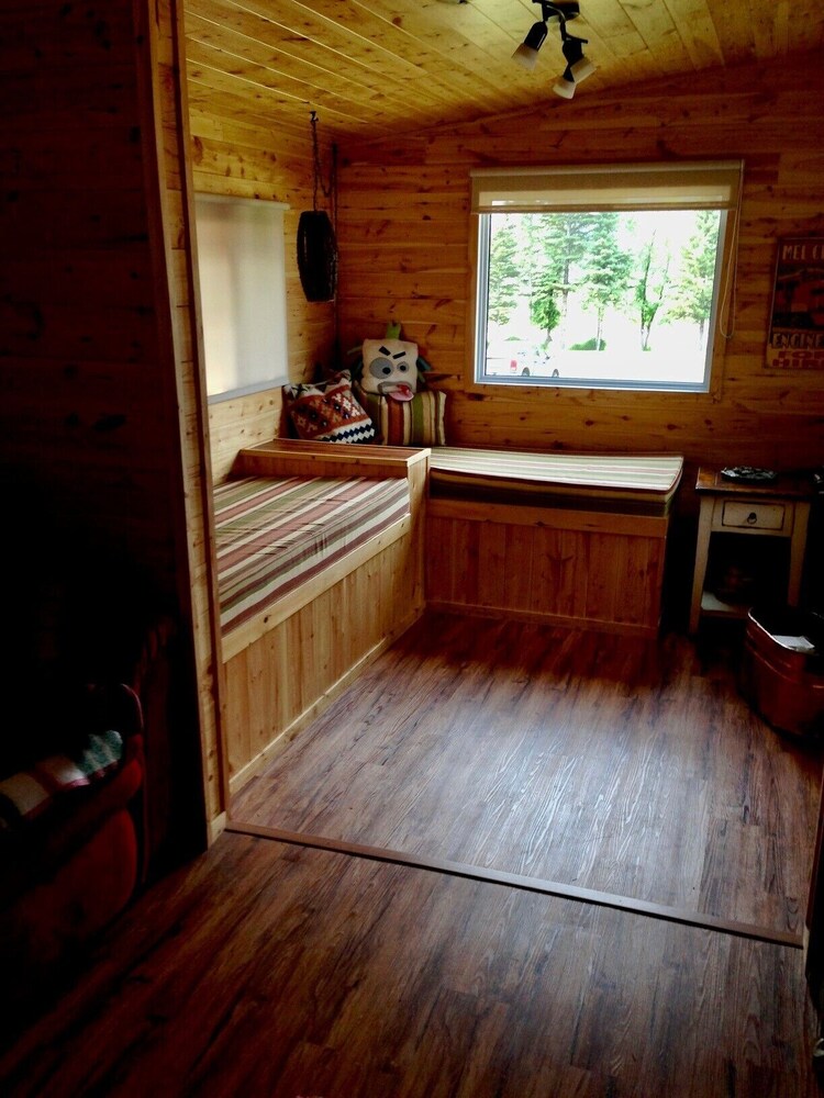 Front row cabin, steps away from Minnedosa Beach, sleeps 6 Minnedosa