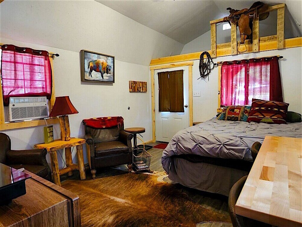 NEW! Buffalo Dreams Cabin at Dakota Dream B&B Custer County Vrbo