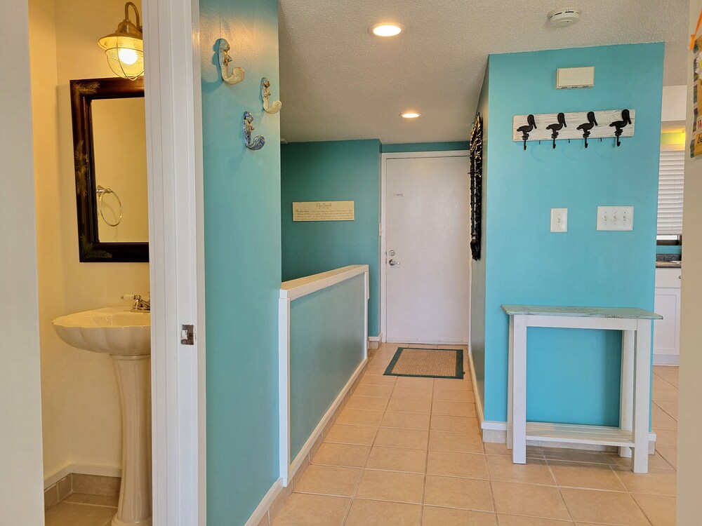 Third Floor Condo Across from Beach Access, Balcony, Pool, Grill Area