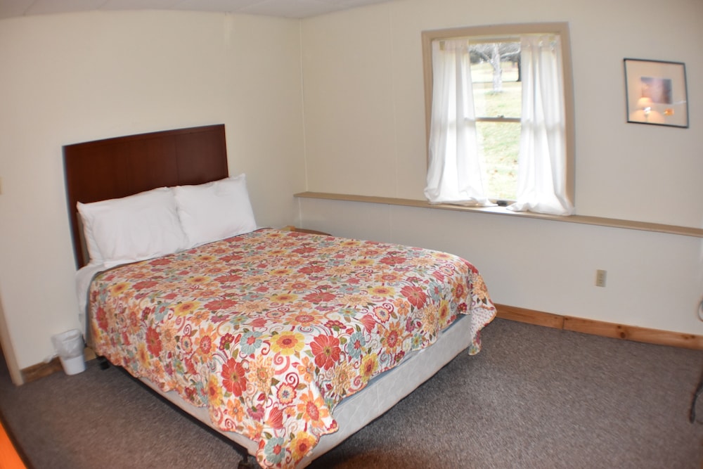 Cozy 3 bedroom suite with living room. Close to hiking trails, ski