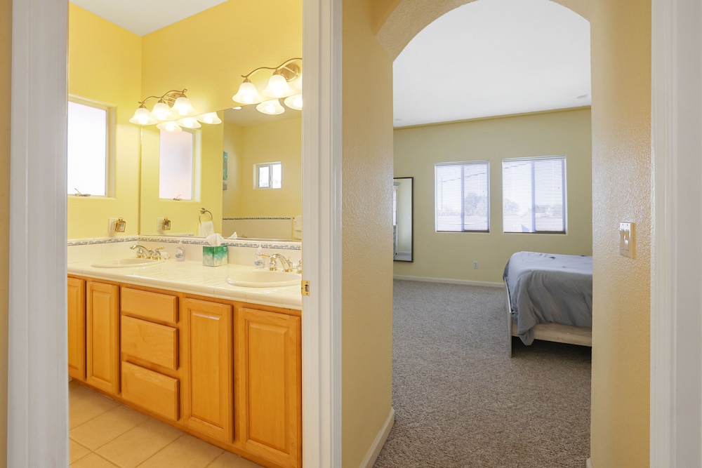 Dogfriendly home near beach with fireplace, grill, yard, & W/D