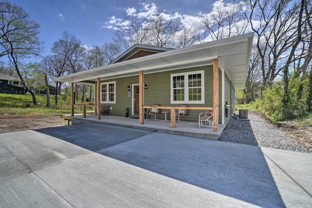 Modern Retreat w/ Deck Walk to White River! Cotter Vrbo