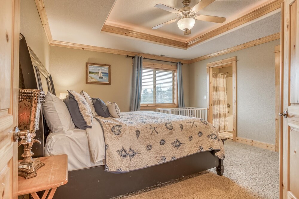 Beautiful Home has Four King Beds, Close to Ocean, Restaurants and