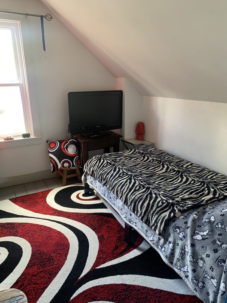 Cheerful, old gold in the center of Waterbury historic district Mad