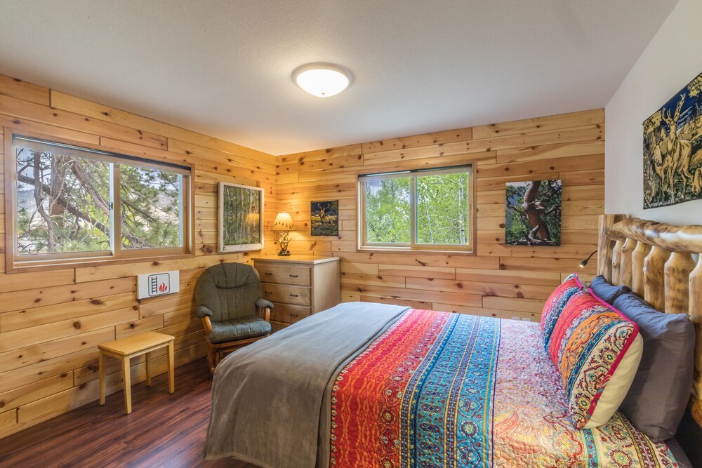 Hidden Gem Overlooking the South Fork River/Intown/Golf/Ski/Relax