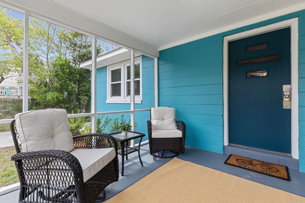 208 W Ashley Under the Palms Ideal Location to the Beach and Center