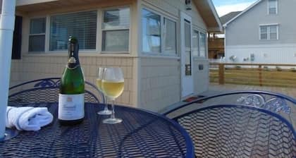 Seachelle - Fully Renovated Luxury Beach Cottage! Pet Friendly! 1 Bedroom Cottage by Redawning