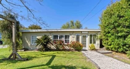 Flip Flop Paradise 2 Bedroom Cottage by Redawning