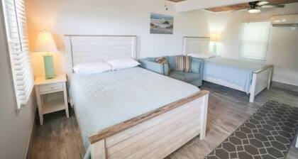 Crystal Shores Unit 3 - Irresistible Charming Beach Retreat Villa by Redawning