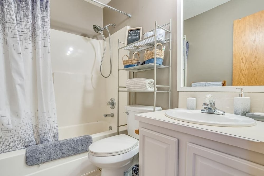 Derby Spacious Home With King Master Suite Derby Vrbo