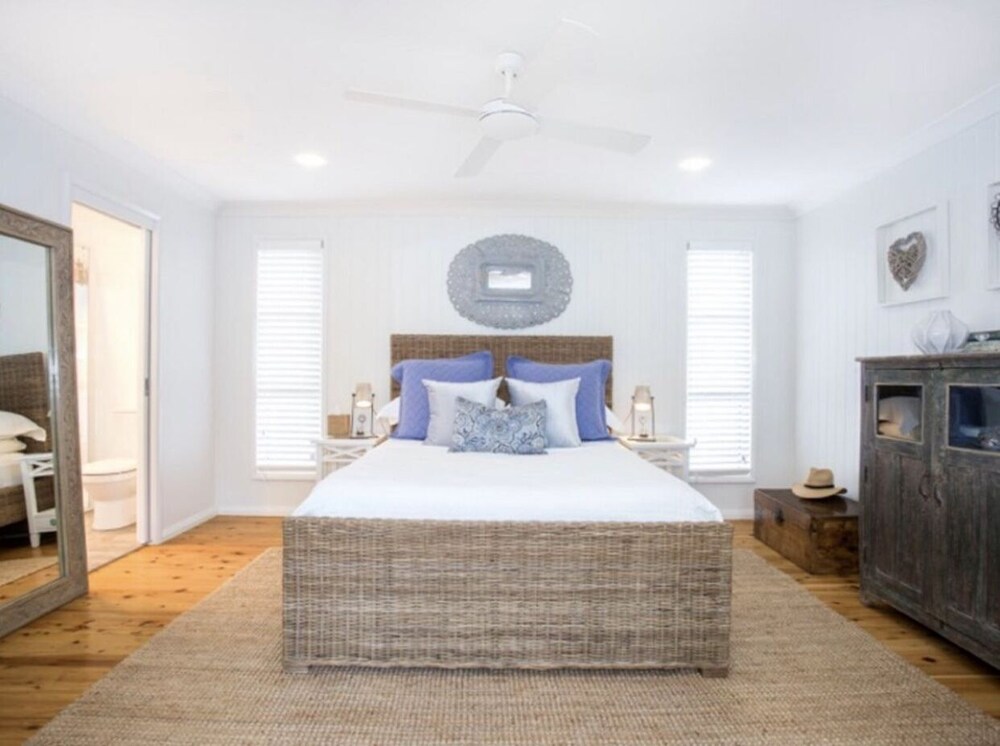 Large Beach House near 2 beaches Manyana Stayz