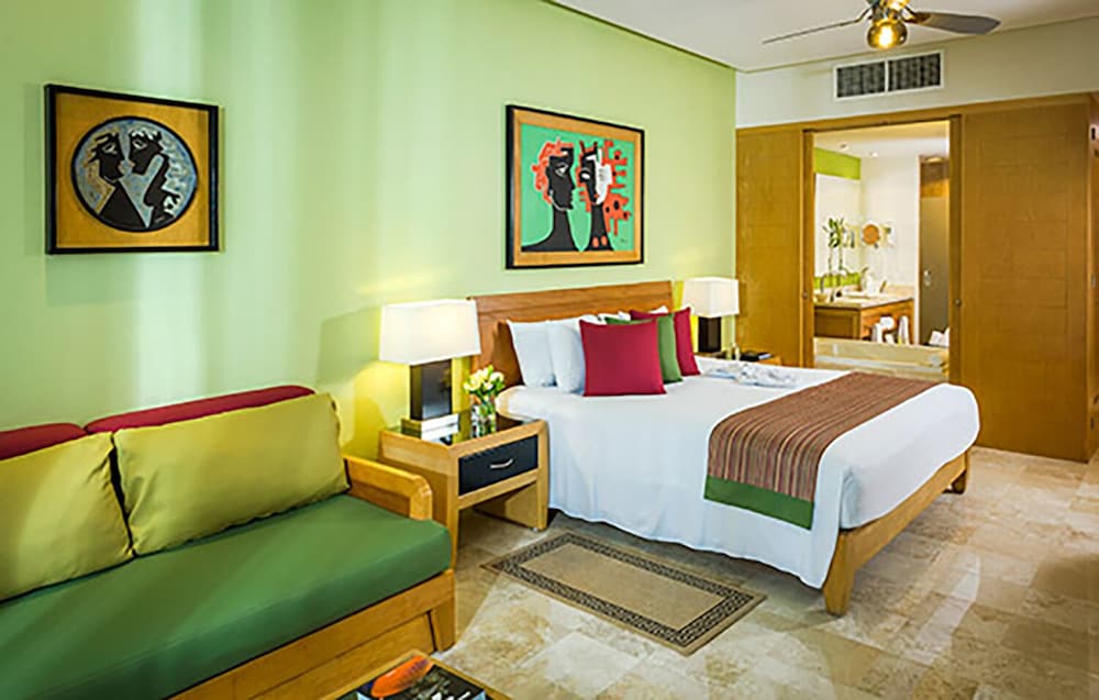Dive into Luxury and Fun with our OneBedroom Suite at Vidanta Grand