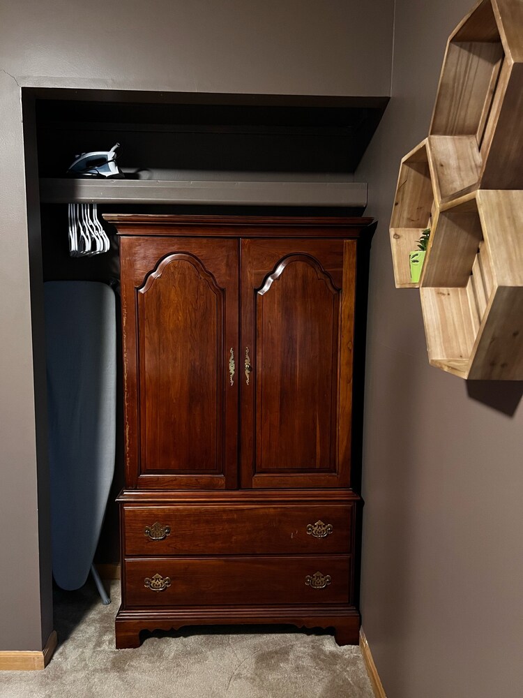 Cozy "Wildwood Lodge" Nestled in a Beautifully Wooded Setting Pet