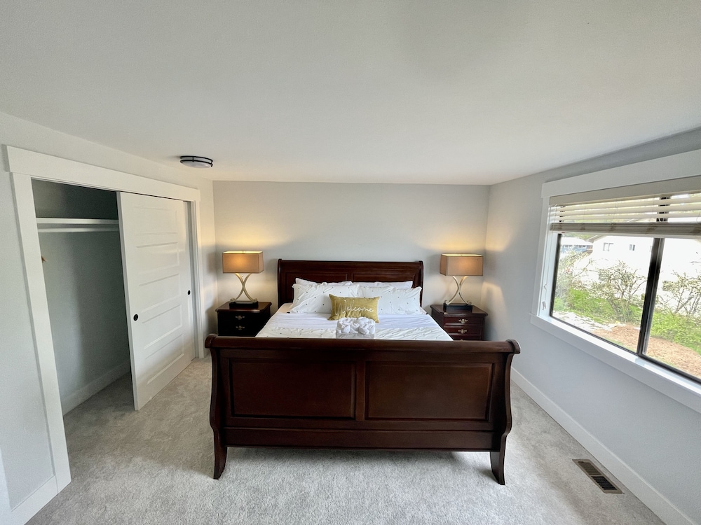 Beautiful relaxing home 4BR/3BA near Light Rail Seattle Vrbo
