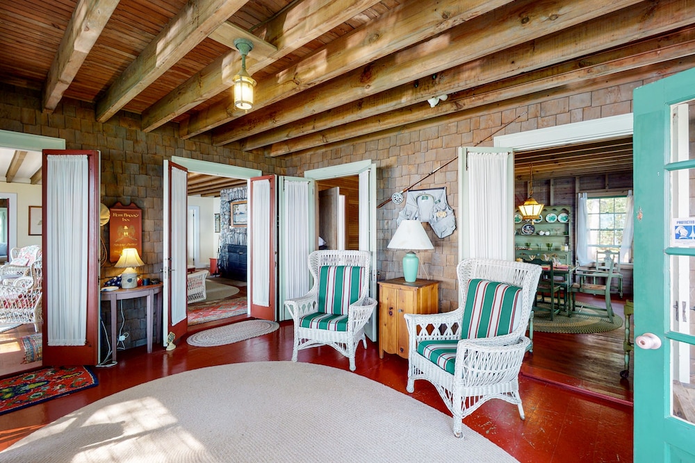 Old Time Family Lodge on Winnipesaukee With Sand Beach