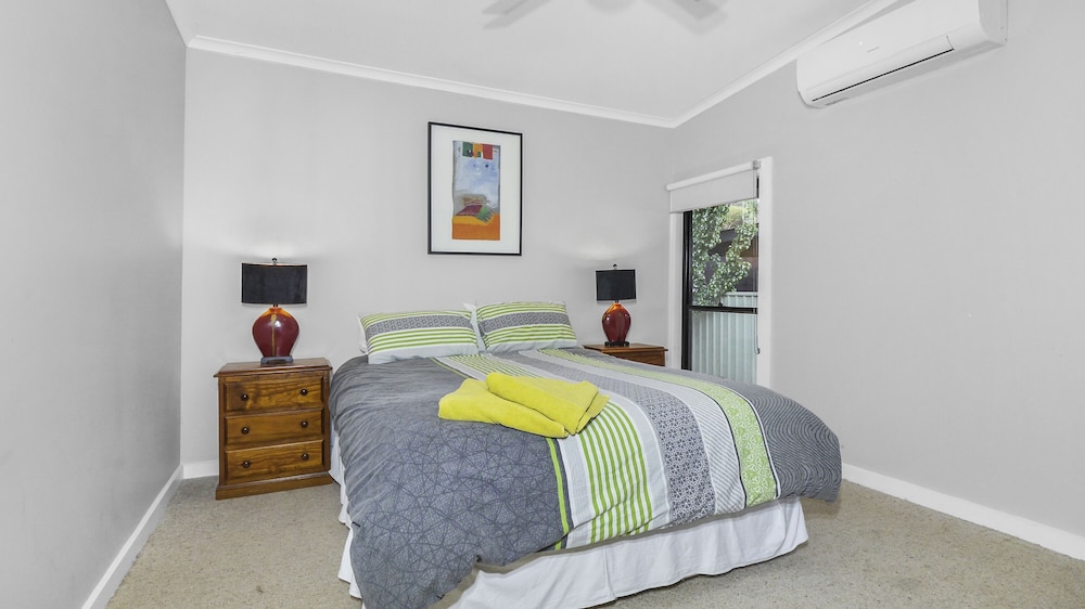 Lake frontage only 90 mins from Melbourne with private jetty Goulburn