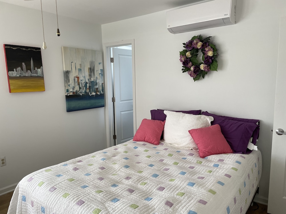 Beautiful fully renovated house, 1 short block from the beach. Harvey