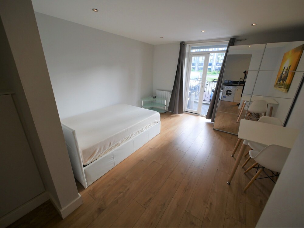 Elegant studio with balcony near beach & town centre Vrbo