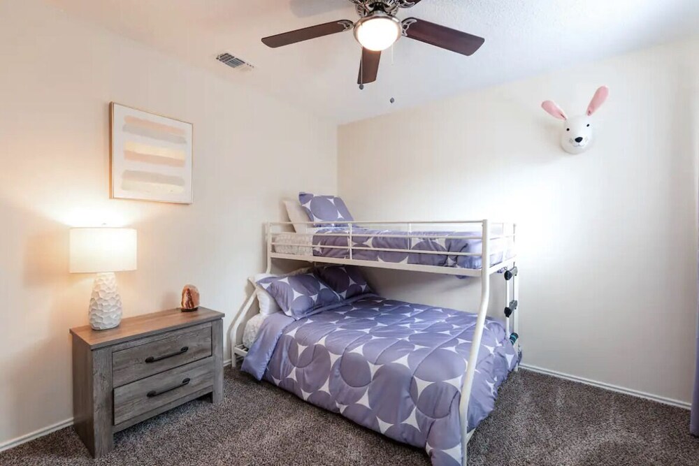 KING BED Near lake, AF Base, 25min to Riverwalk Converse Vrbo
