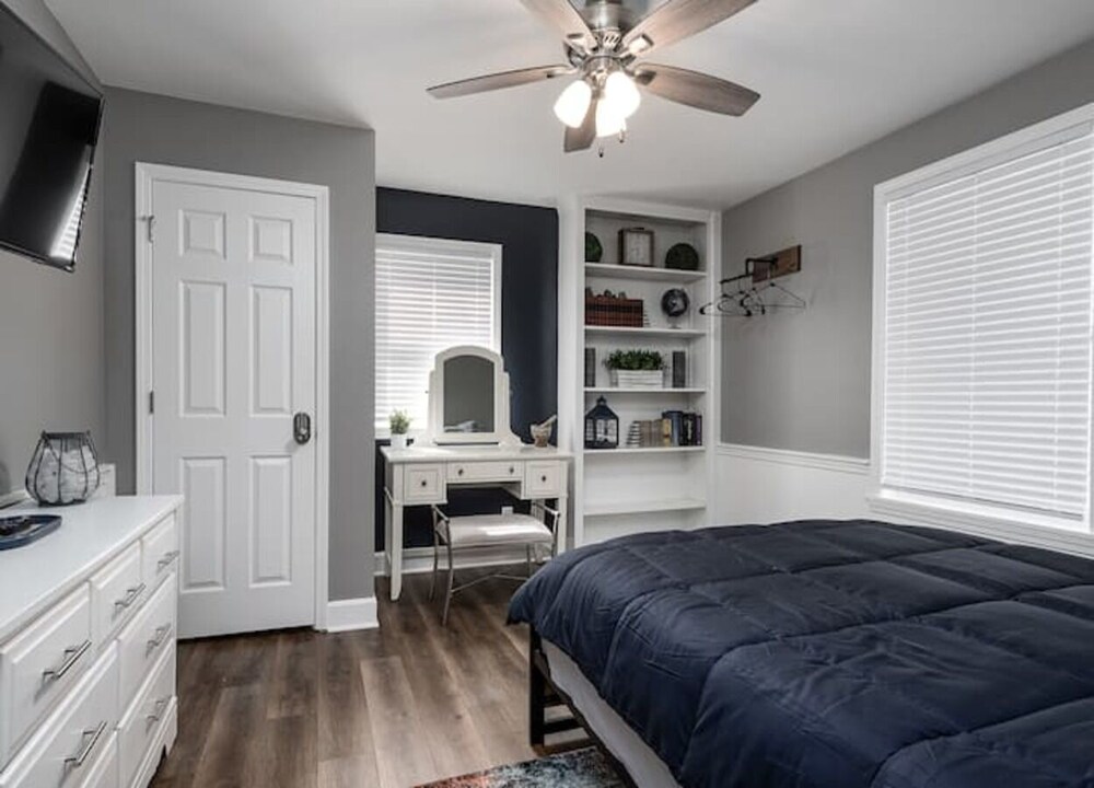 Downtown Retreat! **5 minutes from Louisville KY** New Albany Vrbo