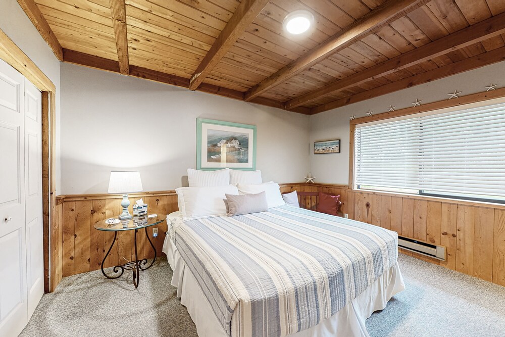 Dog friendly home by river with WiFi, hot tub, fireplace, washer/dryer Tillamook County Vrbo