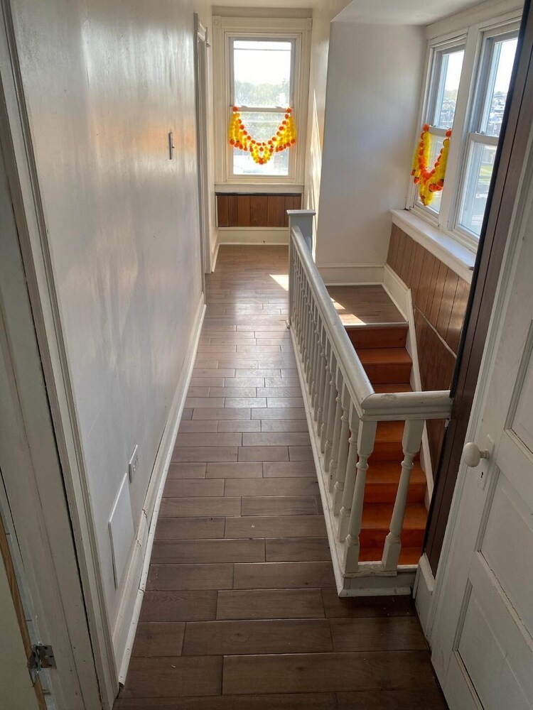 Beautiful 5 Bedroom, 3 Full Ba, Off St Parking East Oak Lane