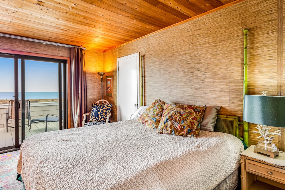 Dogfriendly oceanfront escape at Lewes with fast WiFi & AC right on