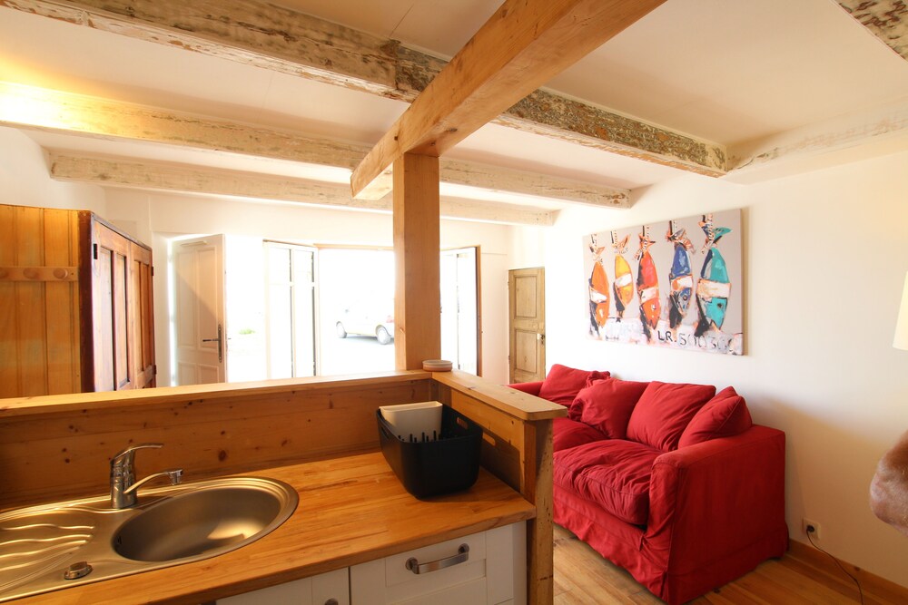 Studio on the fishing port Granville Vrbo