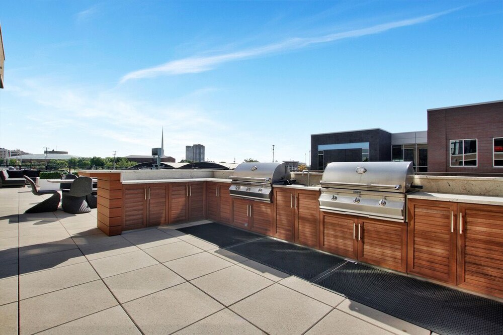 Modern 1BR APT in DT with Infinity Pool & Sauna Wichita Stayz