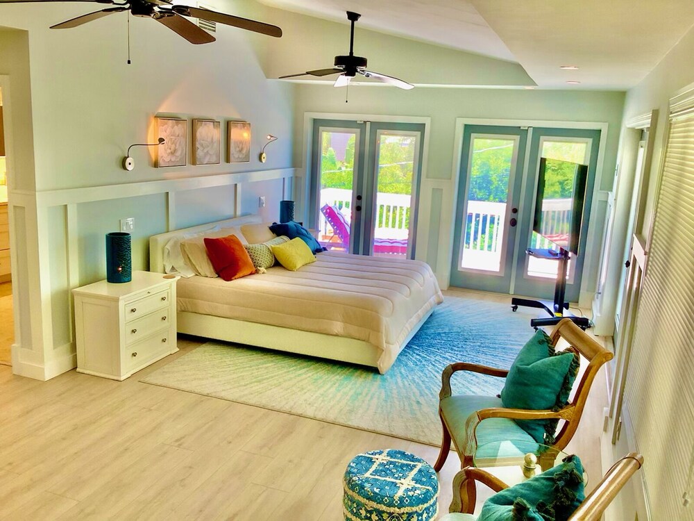 Orchid Island Family Getaway w/Private Beach and Hot Tub Wabasso