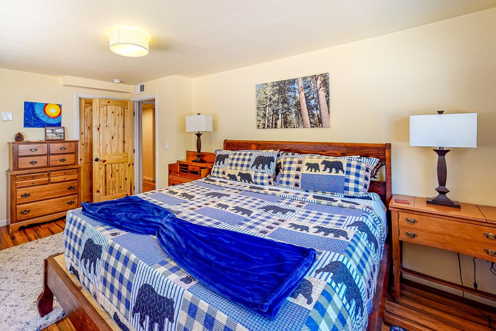 AllSeason Getaway Hot Tub & Backyard Walk 2 Blocks to Lake