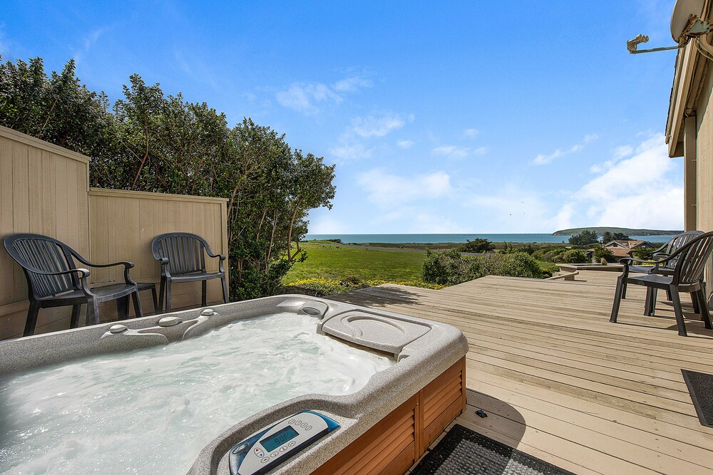 Sweeping oceanview home with private hot tub dogfriendly, walk to