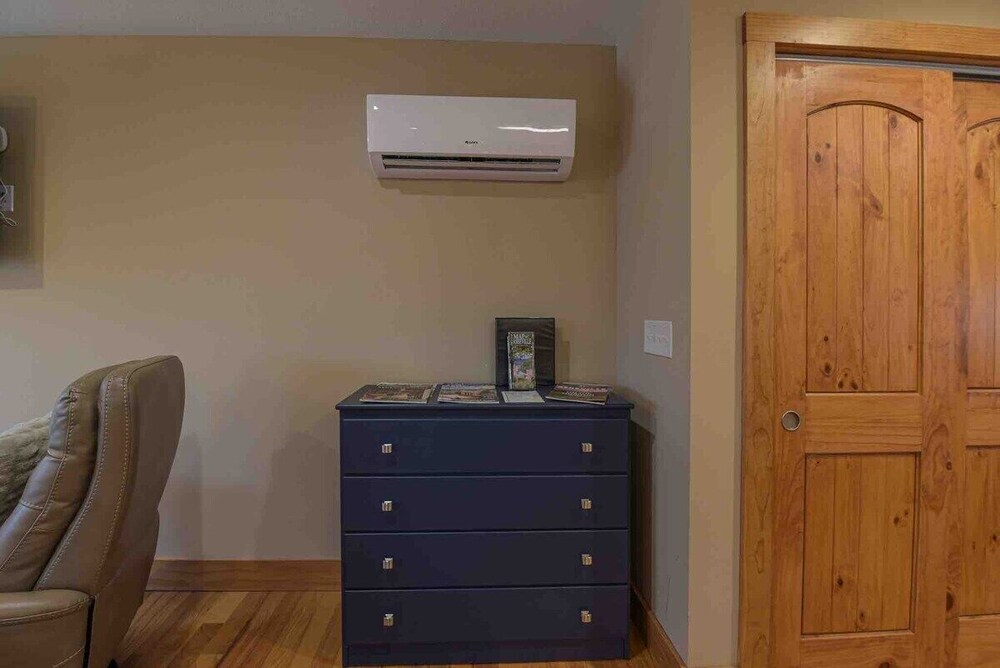 Beautiful studio apartment, private hot tub, mountain hikes, 30min fm