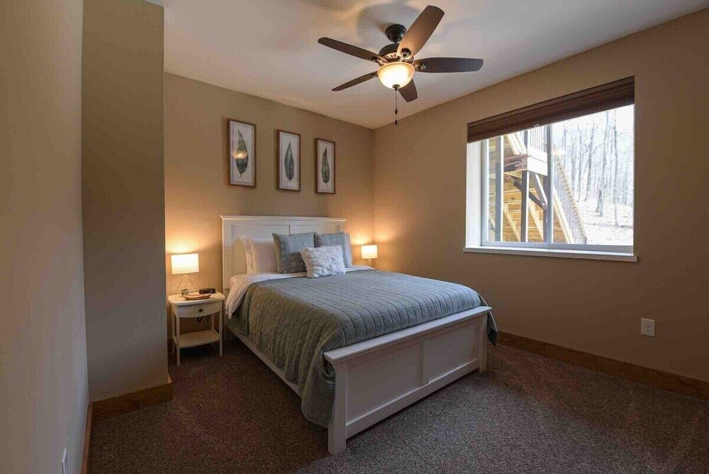 Twobedroom mountain apartment. Private hot tub. Hiking. 30min fm