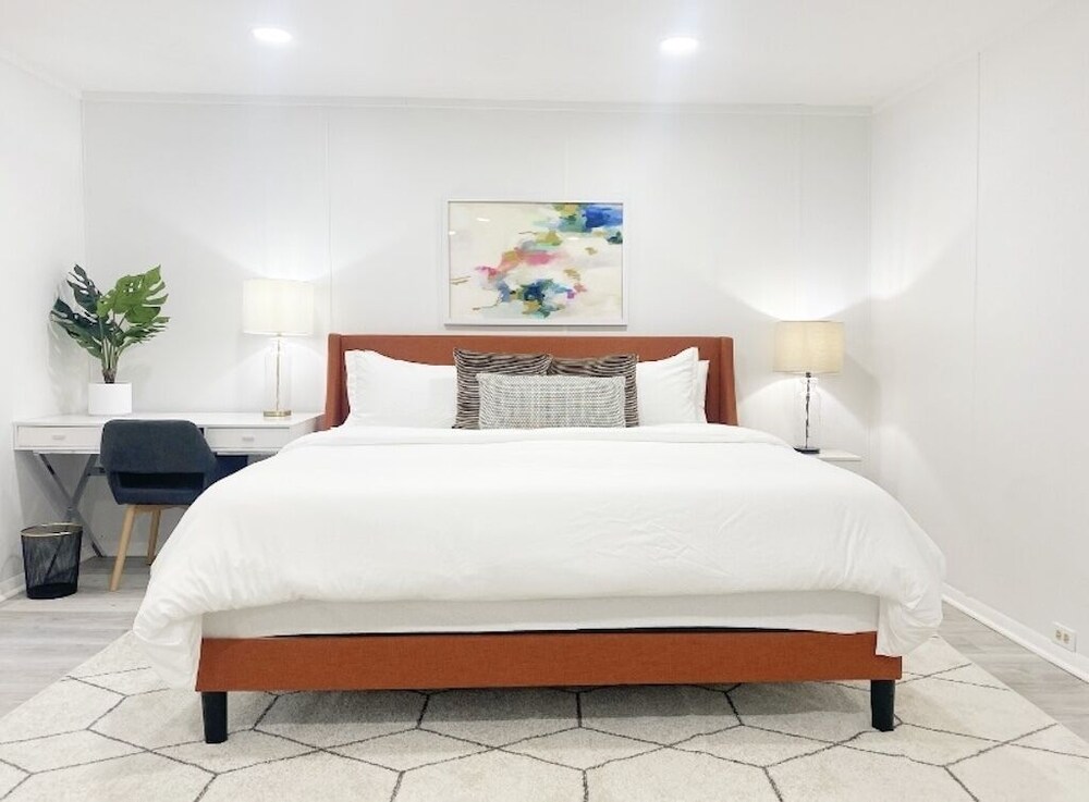 Modern King walk to Market Street Corning Vrbo