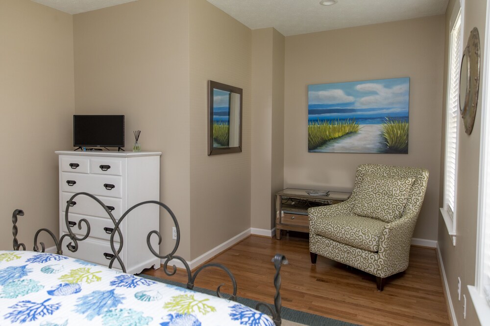 Steps away from Gloucester Marina & Restaurant Gloucester Point Vrbo