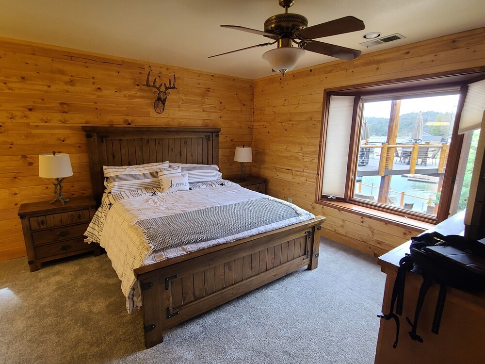 Bass Lakefront Luxury at Whitney Cove with private dock Close to