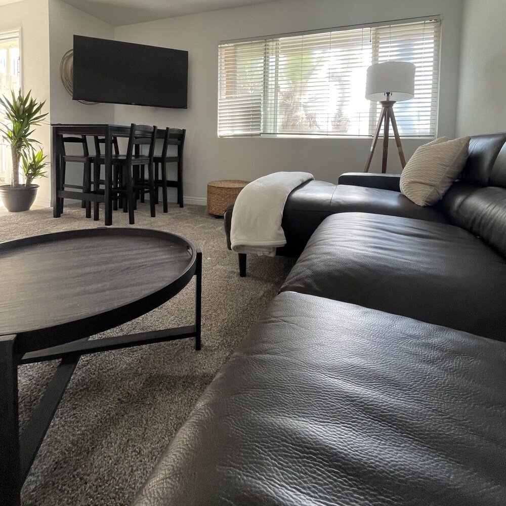 Cozy Beachside SoCal Condo 150 steps from the shore line! Imperial