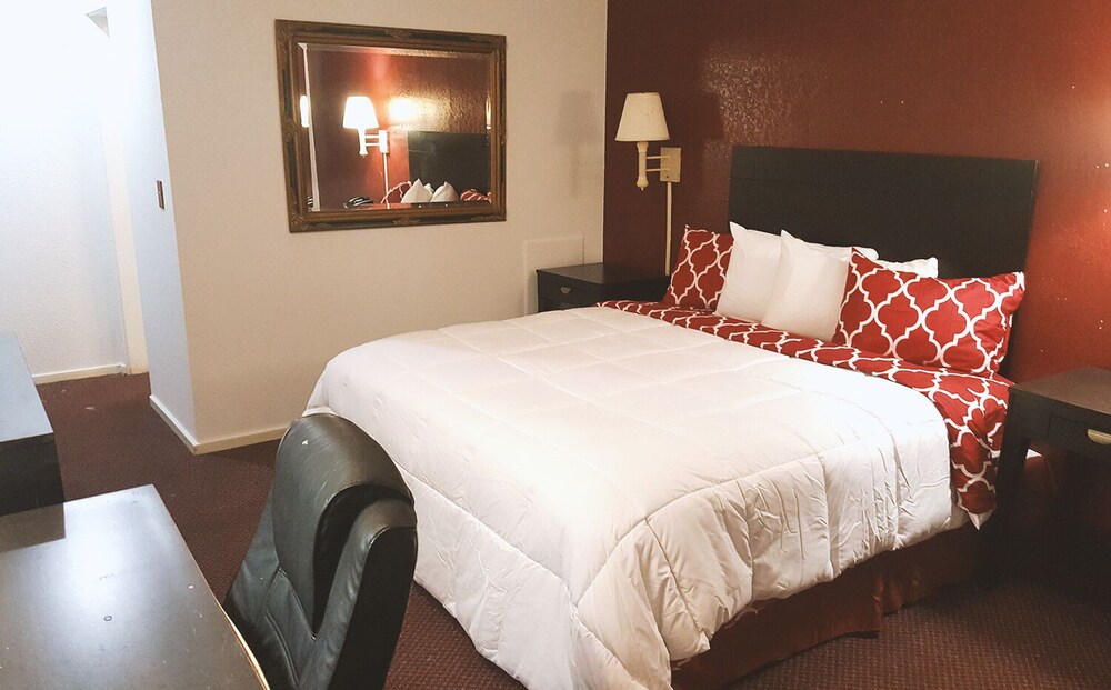 SkyPalace Inn Hutchinson1 King Suite NS Hutchinson Vrbo