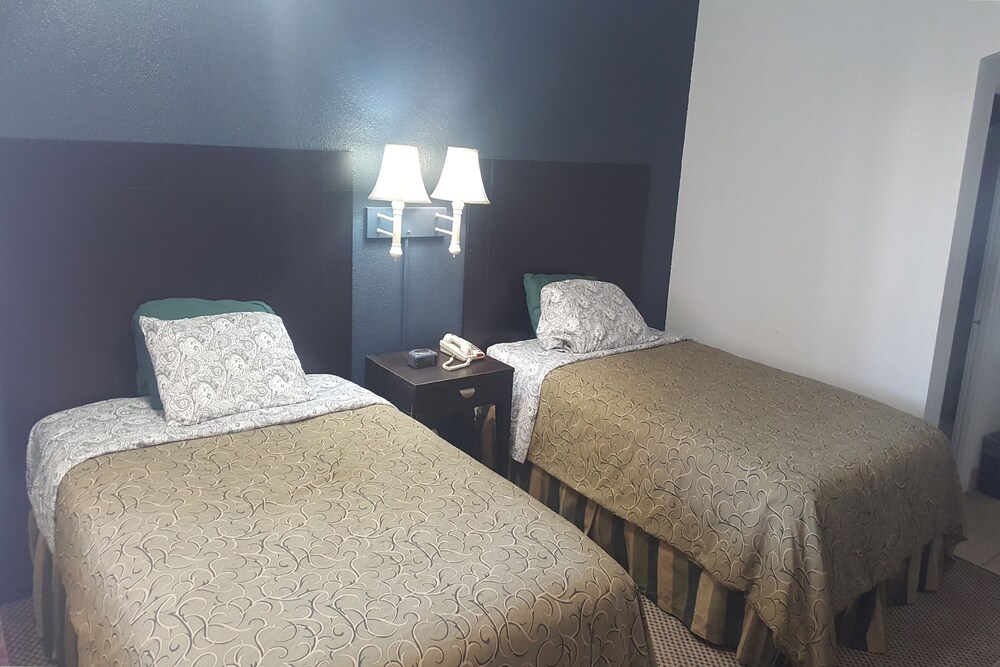 SkyPalace Inn HutchinsonDeluxe 2 Queen Bed NS 1 Queen and 1 Full Bed