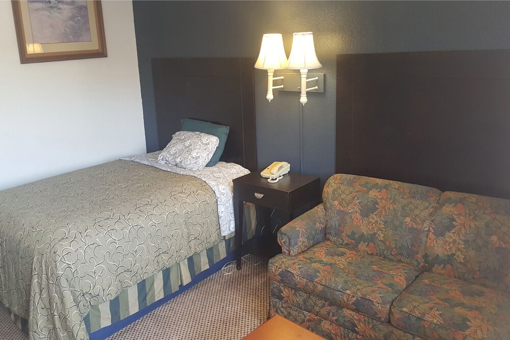 SkyPalace Inn Hutchinson1 Queen Suite with Sofa NS Hutchinson Vrbo