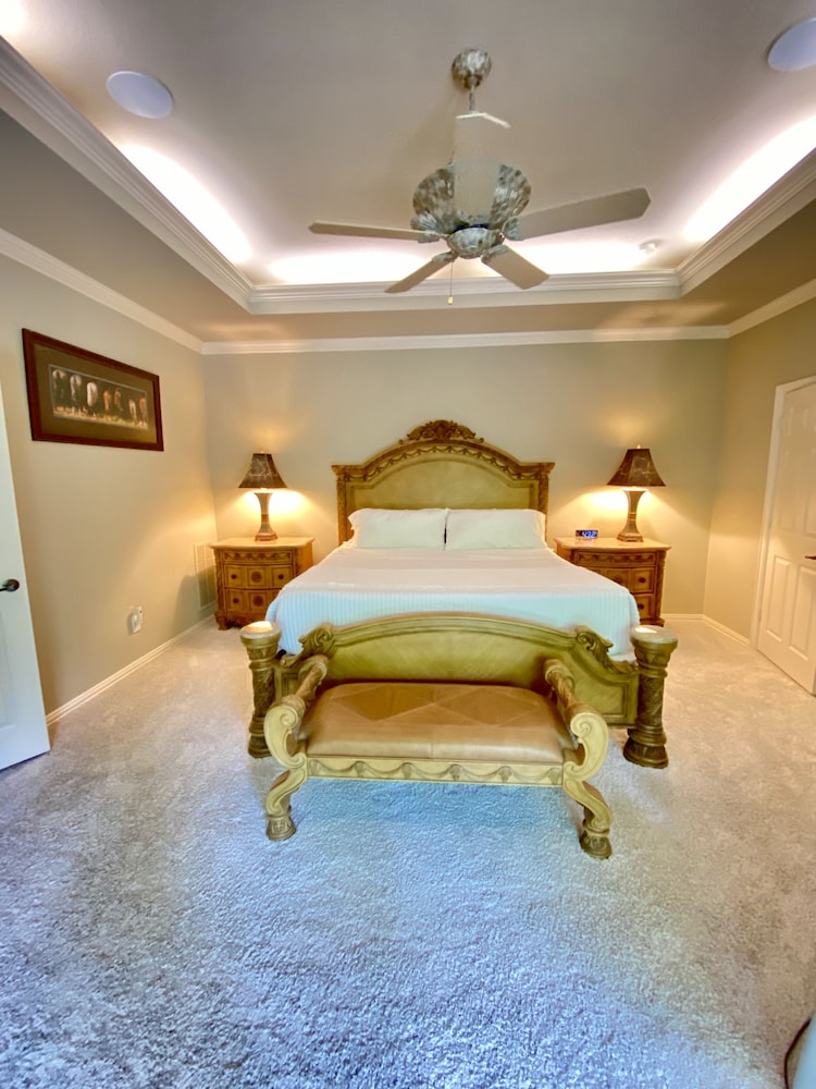 Secluded Oasis with Pool & Hot Tub. 5 minute walk to the lake. Flower