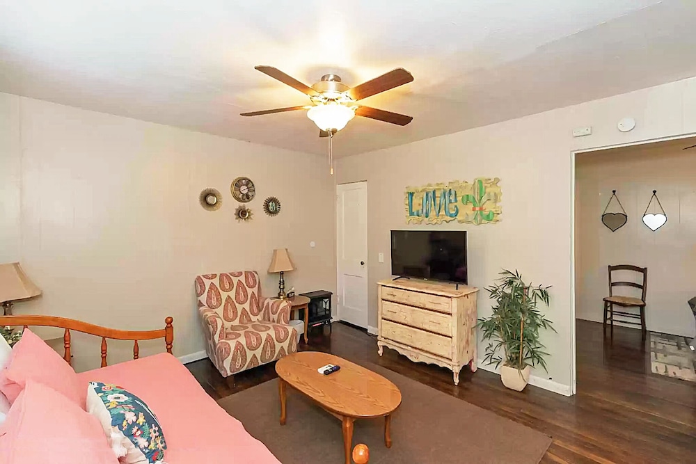 The Yellow Rose Apartment Above garage apartment in cozy, quiet